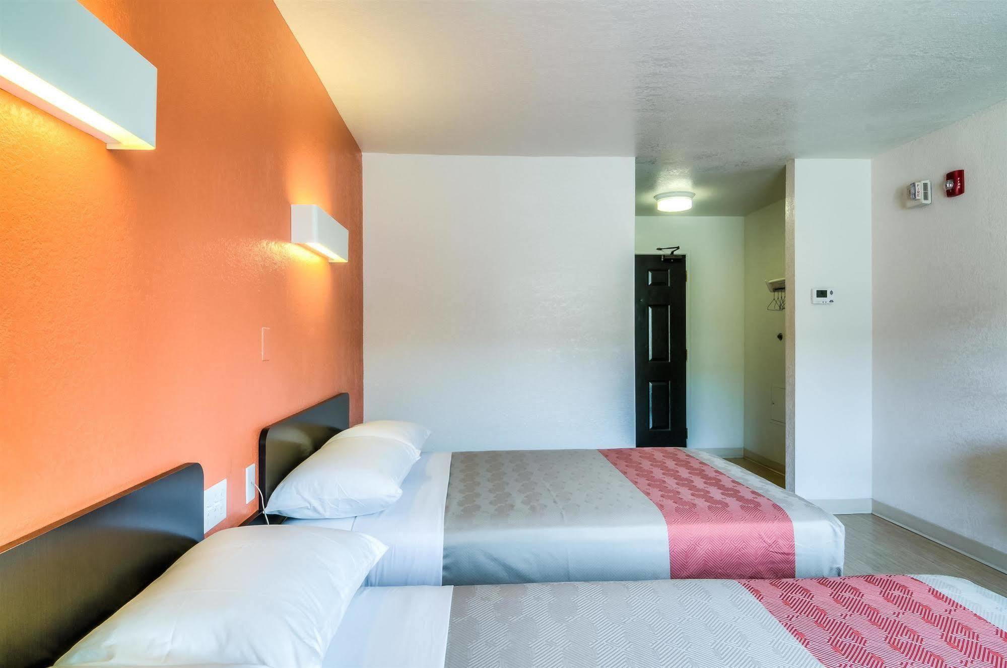 Hotel 6-arlington Heights, Il - Chicago North
